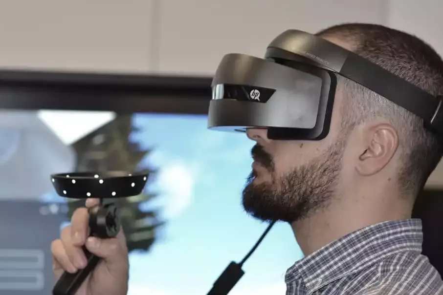 Mann trägt eine VR Brille